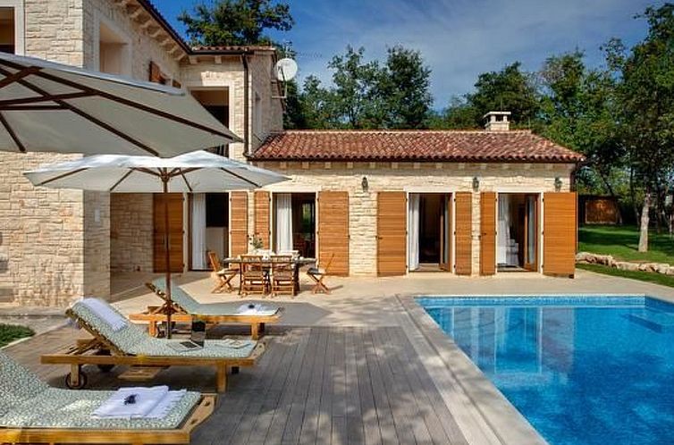 Vakantiehuis in Karigador mit Terrasse, Whirlpool und Garten