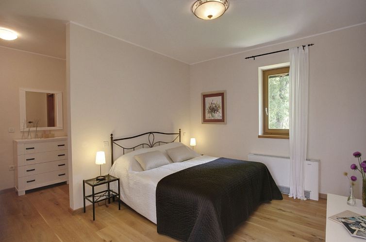 Vakantiehuis in Karigador mit Terrasse, Whirlpool und Garten