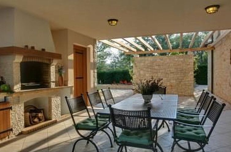 Vakantiehuis in Karigador mit Terrasse, Whirlpool und Garten