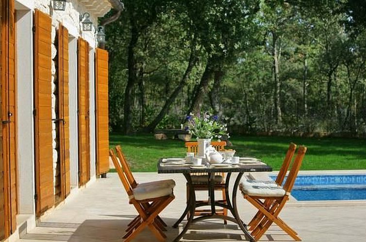 Vakantiehuis in Karigador mit Terrasse, Whirlpool und Garten