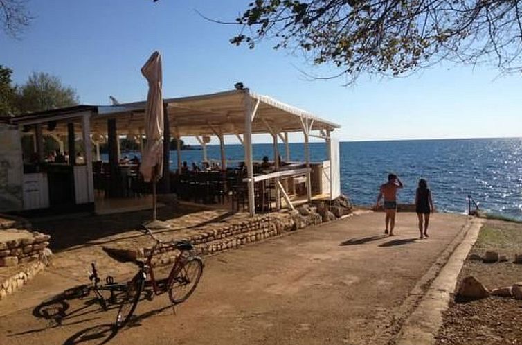 Vakantiehuis in Karigador mit Terrasse, Whirlpool und Garten