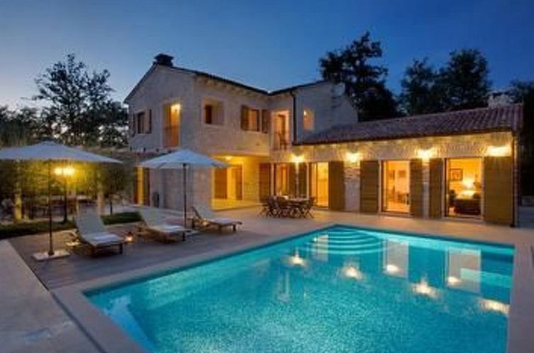 Vakantiehuis in Karigador mit Terrasse, Whirlpool und Garten