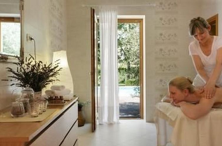 Vakantiehuis in Karigador mit Terrasse, Whirlpool und Garten