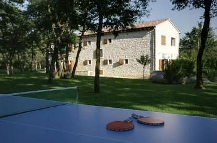 Vakantiehuis in Karigador mit Terrasse, Whirlpool und Garten
