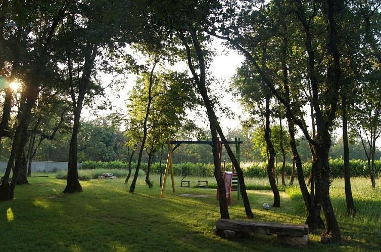 Vakantiehuis in Karigador mit Terrasse, Whirlpool und Garten