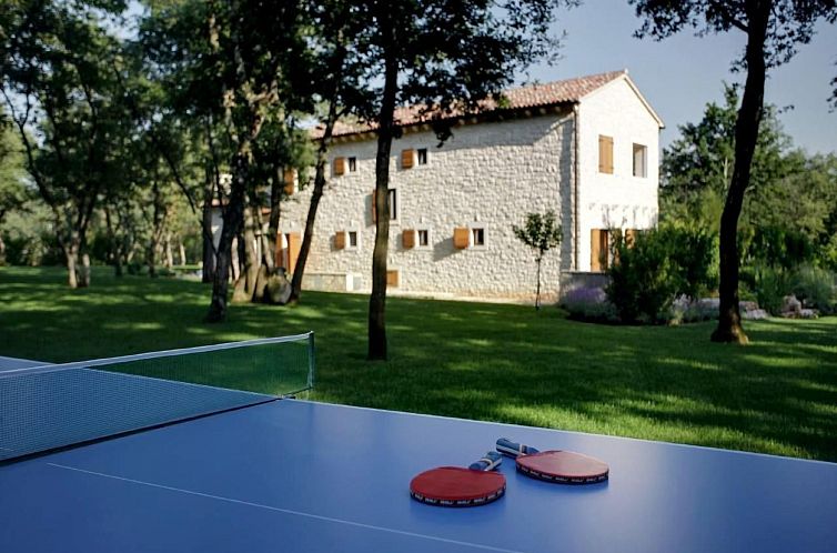 Vakantiehuis in Karigador mit Terrasse, Whirlpool und Garten