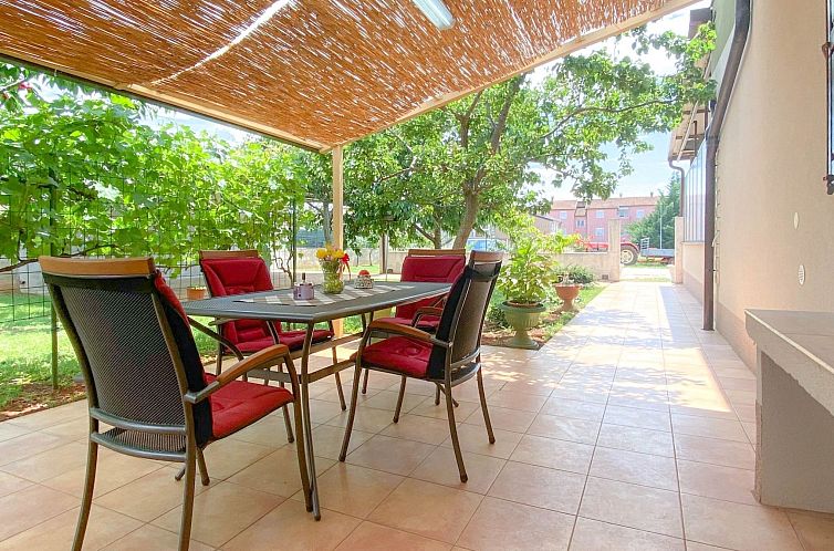Appartement Pjero mit schöner Terrasse