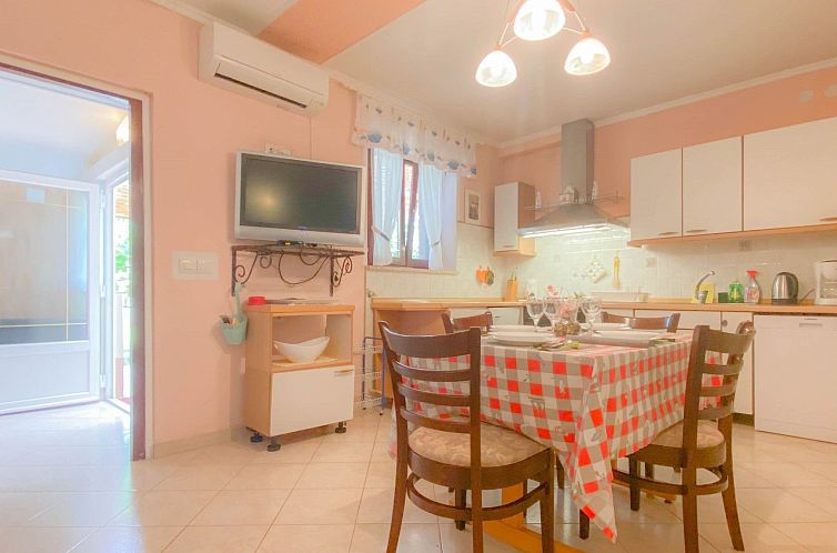 Appartement Pjero mit schöner Terrasse