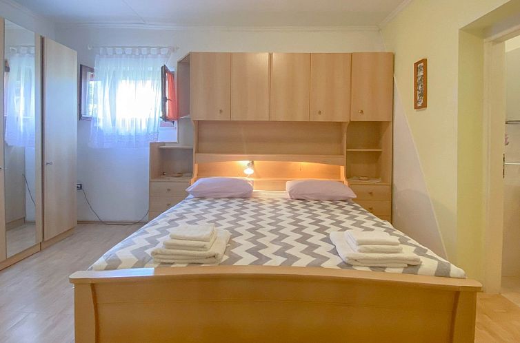 Appartement Pjero mit schöner Terrasse