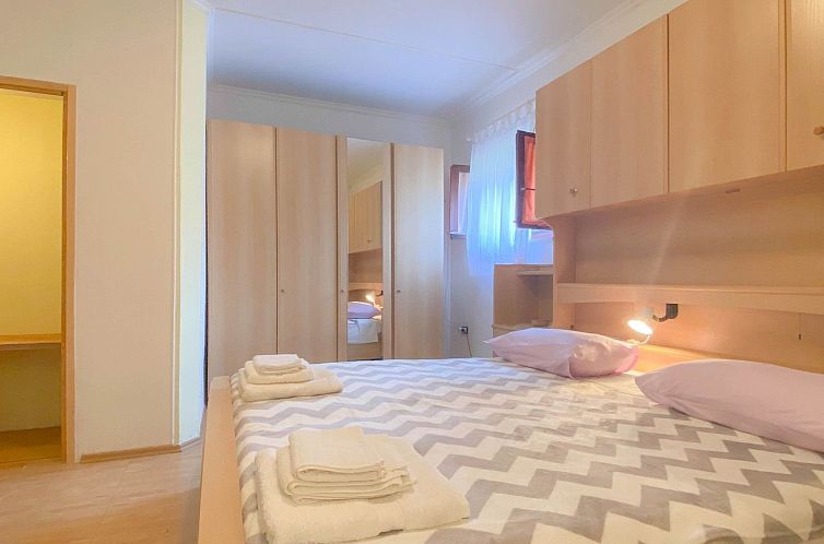 Appartement Pjero mit schöner Terrasse