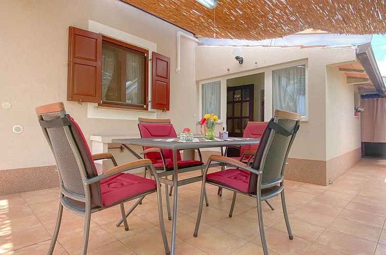 Appartement Pjero mit schöner Terrasse