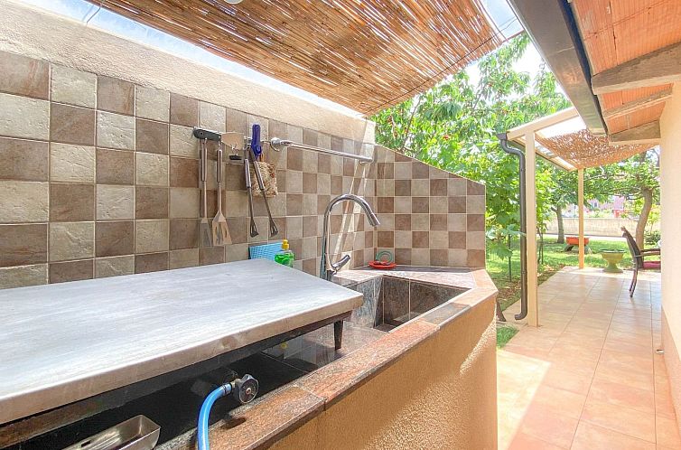 Appartement Pjero mit schöner Terrasse
