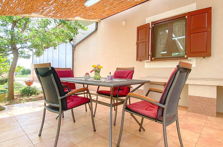 Appartement Pjero mit schöner Terrasse