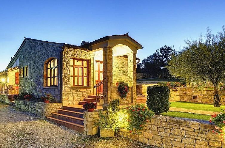 Vakantiehuis in Rakalj mit Großem Garten und Panoramablick