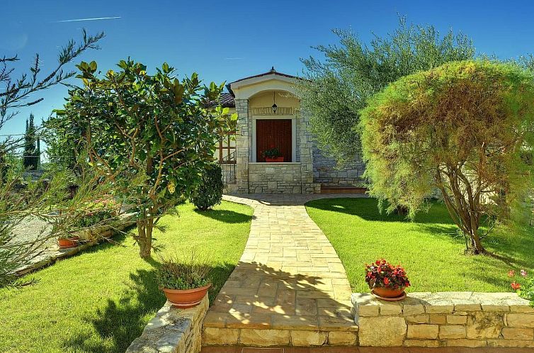 Vakantiehuis in Rakalj mit Großem Garten und Panoramablick