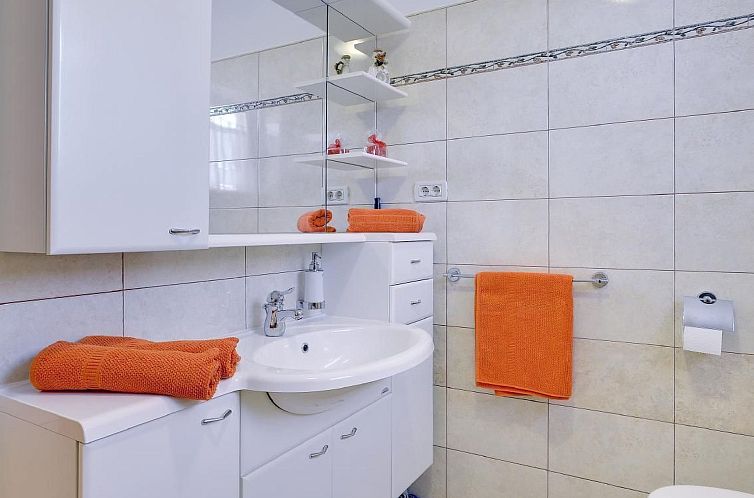 Vakantiehuis in Rakalj mit Großem Garten und Panoramablick
