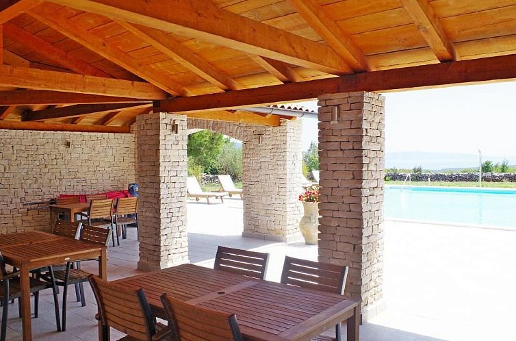 Appartement Appartement in Rakalj mit gemeinsamem Pool, Terr