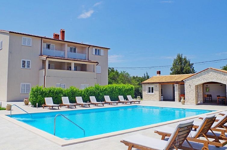 Appartement Appartement in Rakalj mit gemeinsamem Pool, Terr