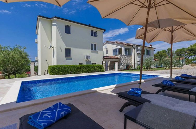 Vakantiehuis Schöne Villa Camellia mit privatem Pool