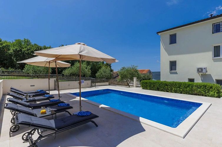Vakantiehuis Schöne Villa Camellia mit privatem Pool