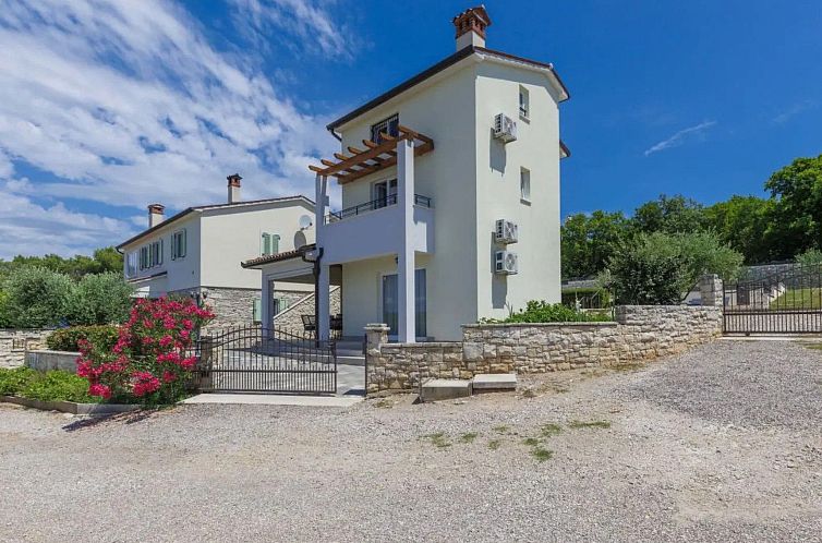 Vakantiehuis Schöne Villa Camellia mit privatem Pool
