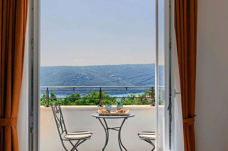Vakantiehuis Schöne Villa Camellia mit privatem Pool