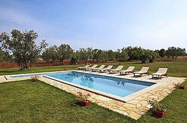 Vakantiehuis Luxuriöse Villa mit riesigem Olivenbaum-Garten