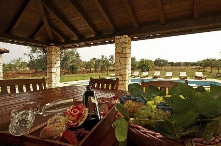 Vakantiehuis Luxuriöse Villa mit riesigem Olivenbaum-Garten