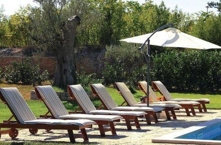 Vakantiehuis Luxuriöse Villa mit riesigem Olivenbaum-Garten