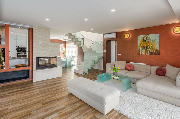 Vakantiehuis Villa Anabel bei Porec mit Pool, Jacuzzi und Sa