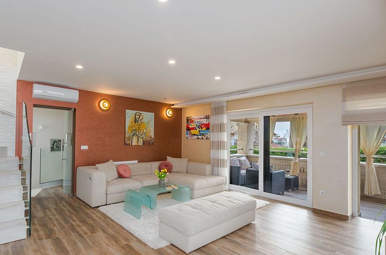 Vakantiehuis Villa Anabel bei Porec mit Pool, Jacuzzi und Sa