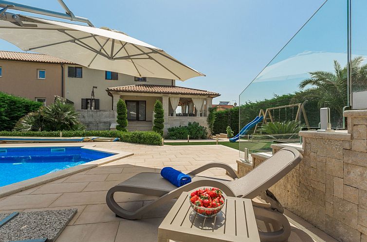 Vakantiehuis Villa Anabel bei Porec mit Pool, Jacuzzi und Sa