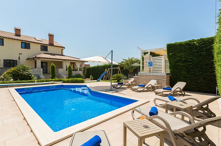 Vakantiehuis Villa Anabel bei Porec mit Pool, Jacuzzi und Sa
