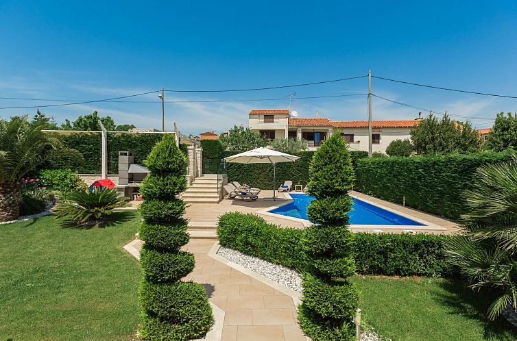 Vakantiehuis Villa Anabel bei Porec mit Pool, Jacuzzi und Sa