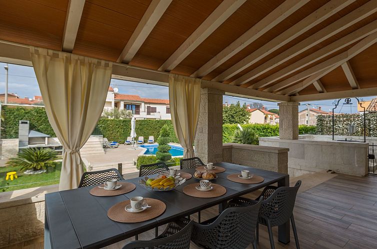 Vakantiehuis Villa Anabel bei Porec mit Pool, Jacuzzi und Sa