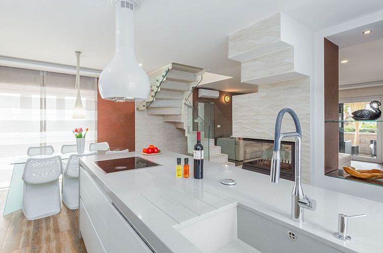 Vakantiehuis Villa Anabel bei Porec mit Pool, Jacuzzi und Sa