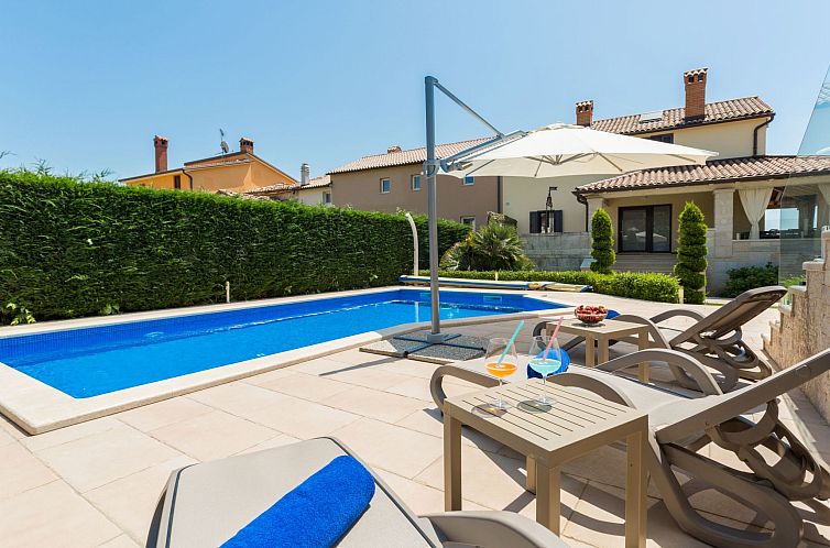 Vakantiehuis Villa Anabel bei Porec mit Pool, Jacuzzi und Sa