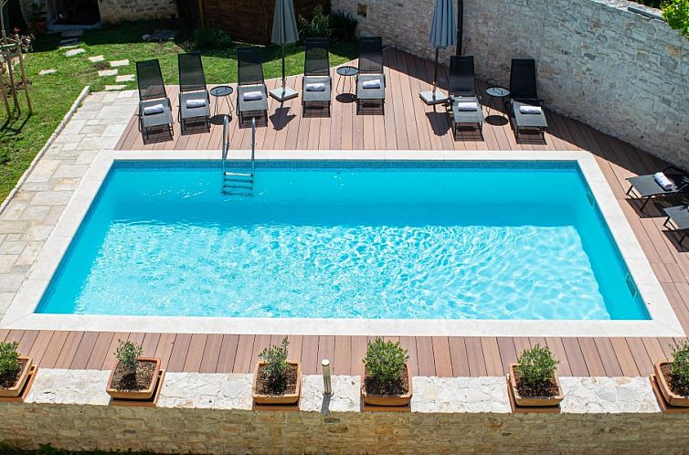 Entspannen Sie sich am Pool von Neroli Place, einer Ferienunterkunft in Savicenta, Istrien, Kroatien, mit bequemen Liegestuehlen.