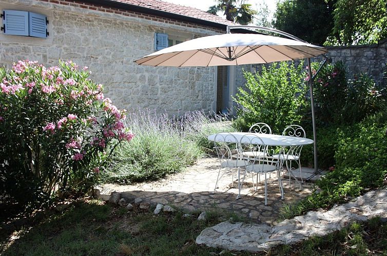 Guest house 10128308 - Apartment Istria - Appartement App Nirvana mit Garten in der Altstadt von Vrsar