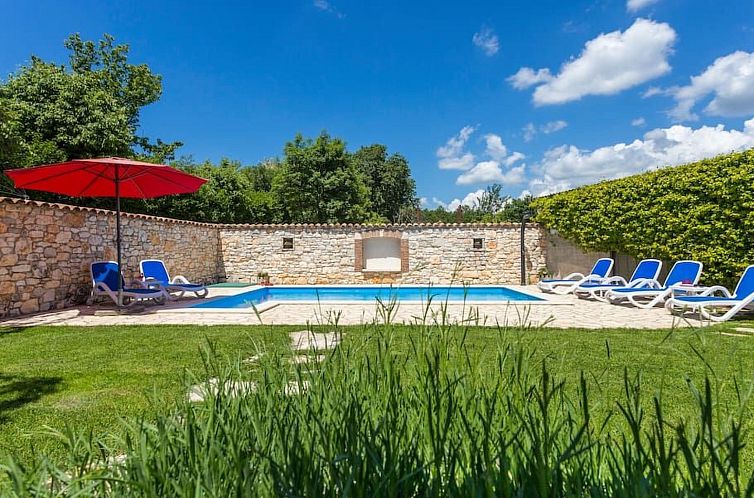 Vakantiehuis Modernes Ferienhaus in Vadreš mit Privatem Poo