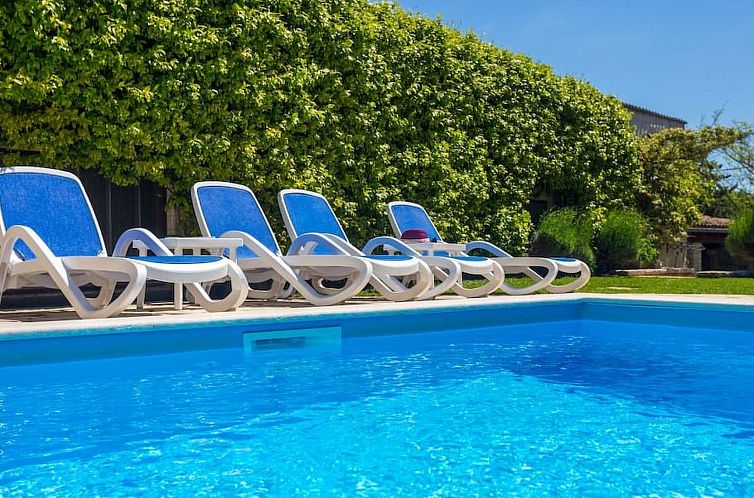 Vakantiehuis Modernes Ferienhaus in Vadreš mit Privatem Poo