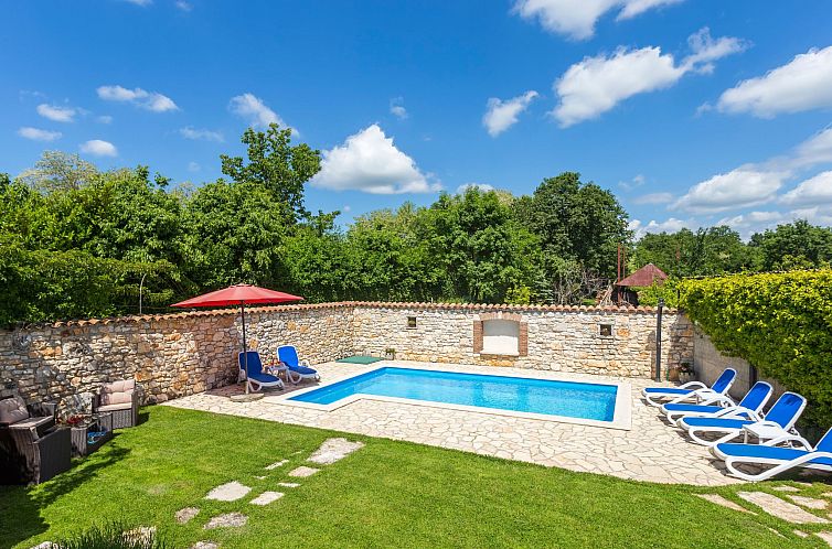 Vakantiehuis Modernes Ferienhaus in Vadreš mit Privatem Poo