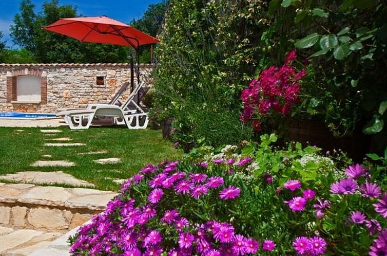 Vakantiehuis Modernes Ferienhaus in Vadreš mit Privatem Poo