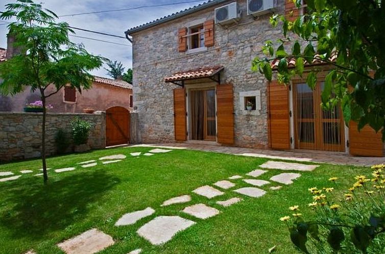 Vakantiehuis Modernes Ferienhaus in Vadreš mit Privatem Poo