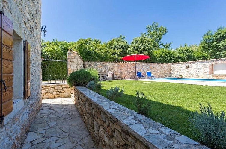 Vakantiehuis Modernes Ferienhaus in Vadreš mit Privatem Poo