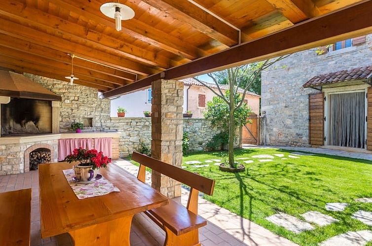 Vakantiehuis Modernes Ferienhaus in Vadreš mit Privatem Poo