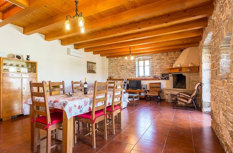Vakantiehuis Modernes Ferienhaus in Vadreš mit Privatem Poo