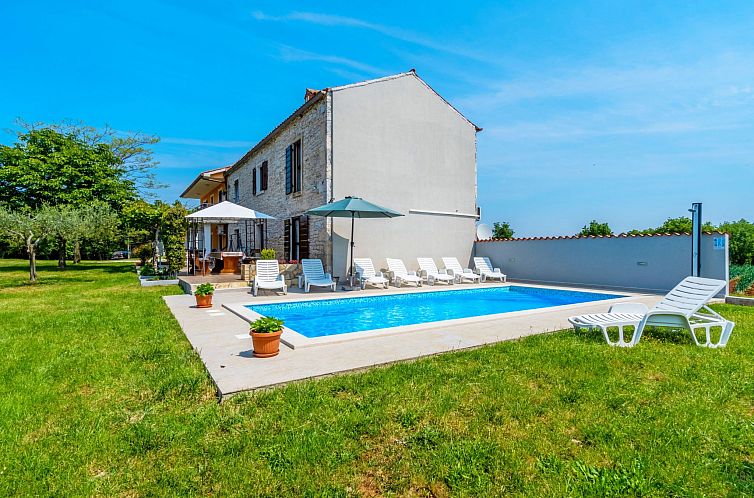 Vakantiehuis Schönes Haus mit großer grüner Umgebung, Poo