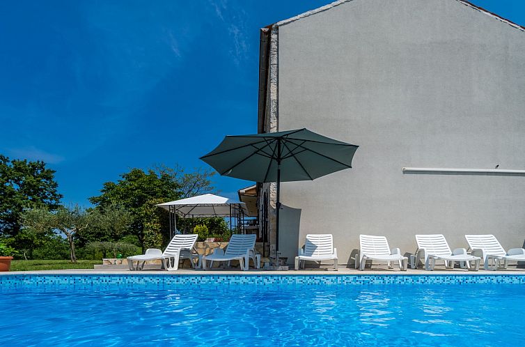 Vakantiehuis Schönes Haus mit großer grüner Umgebung, Poo