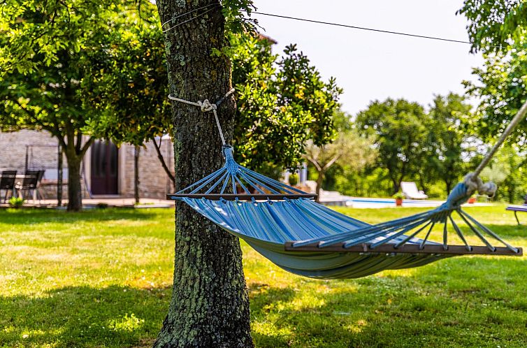 Vakantiehuis Schönes Haus mit großer grüner Umgebung, Poo